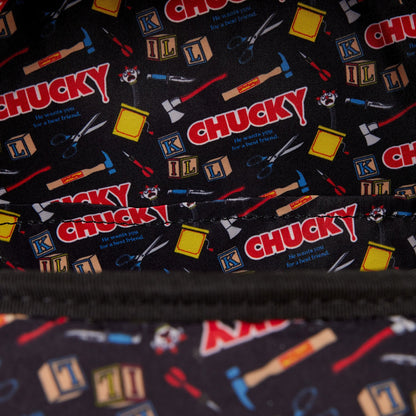 Mini sac à dos Loungefly – Chucky – Jack In The Box – 22,8 x 26,6 x 11,4 cm. Sac noir, jaune et rouge avec Chucky en relief, clown en 3D et motifs embossés. Un must-have pour les fans de Chucky et de films d’horreur.

