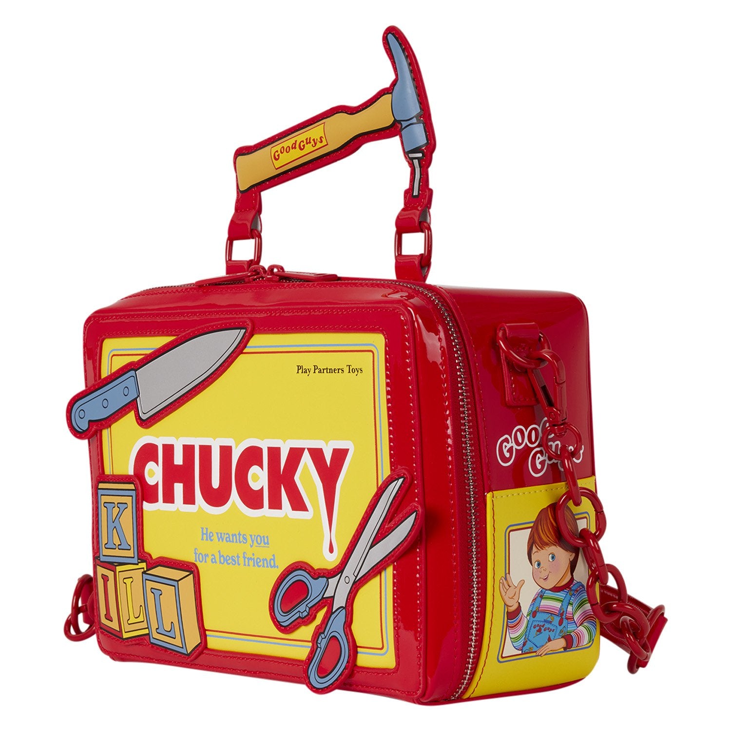 Sac bandoulière Loungefly – Chucky – Good Guys Tool Chest – 22 x 15 x 6 cm. Sac rouge et jaune effet vernis avec détails en appliqué (marteau, couteau, ciseaux, fléchette, cubes KILL) et doublure imprimée. Un must-have pour les fans de Chucky et de films d’horreur.

