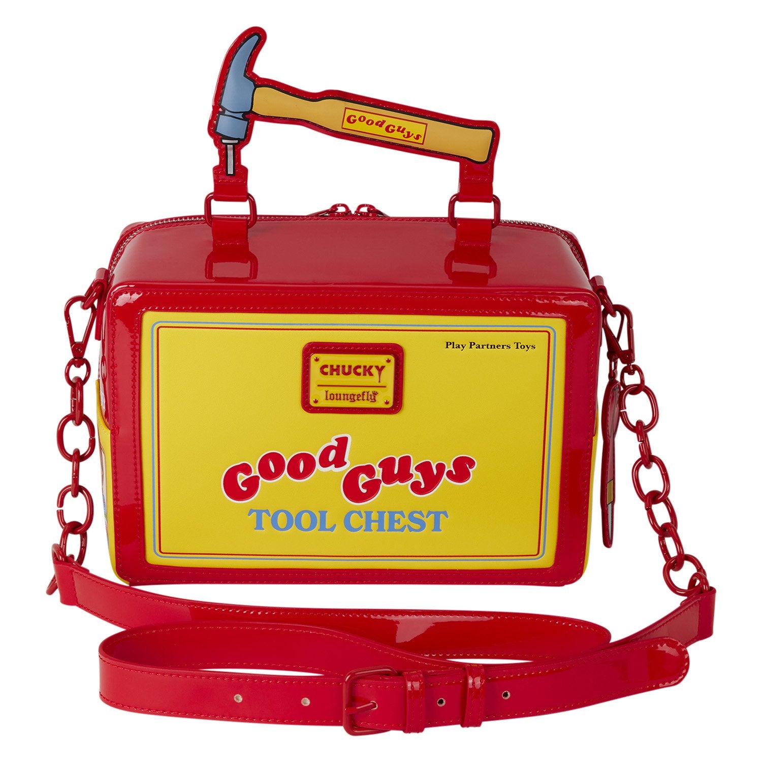 Sac bandoulière Loungefly – Chucky – Good Guys Tool Chest – 22 x 15 x 6 cm. Sac rouge et jaune effet vernis avec détails en appliqué (marteau, couteau, ciseaux, fléchette, cubes KILL) et doublure imprimée. Un must-have pour les fans de Chucky et de films d’horreur.

