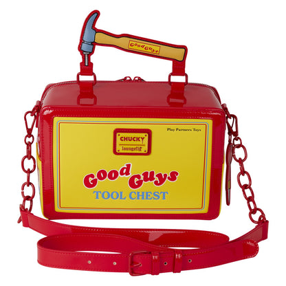 Sac bandoulière Loungefly – Chucky – Good Guys Tool Chest – 22 x 15 x 6 cm. Sac rouge et jaune effet vernis avec détails en appliqué (marteau, couteau, ciseaux, fléchette, cubes KILL) et doublure imprimée. Un must-have pour les fans de Chucky et de films d’horreur.

