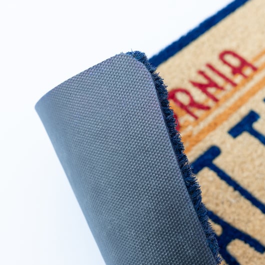 Paillasson Retour vers le Futur – OUTATIME, dimensions 60 x 30 cm, en fibres de coco avec base PVC antidérapante. Inspiré de la plaque culte de la DeLorean.