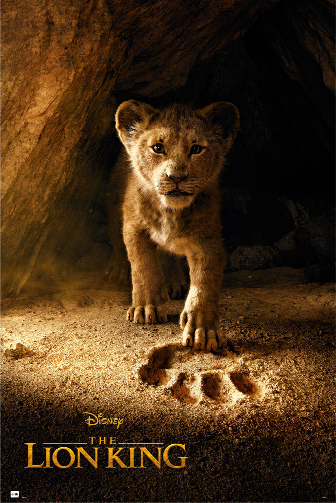 Poster Le Roi Lion – Simba – 61 x 91 cm. Illustration réaliste de Simba lionceau avançant vers l’empreinte de Mufasa dans une scène symbolique.