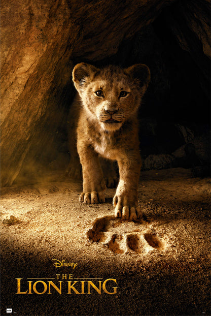 Poster Le Roi Lion – Simba – 61 x 91 cm. Illustration réaliste de Simba lionceau avançant vers l’empreinte de Mufasa dans une scène symbolique.
