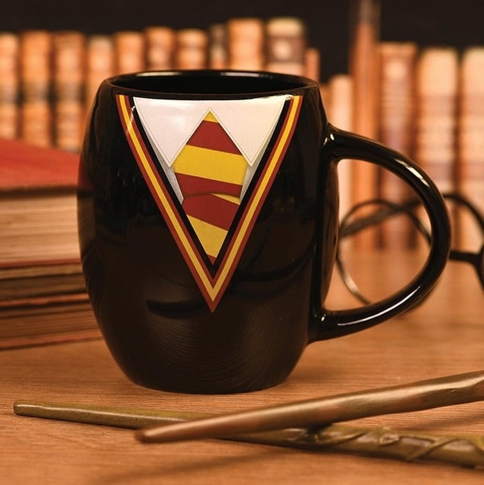 Mug Harry Potter – Gryffondor Uniforme – 425 ml – Officiel. Mug ovale en céramique aux couleurs rouge et or de Gryffondor. Un must-have pour les fans de la saga Harry Potter.