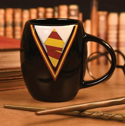Mug Harry Potter – Gryffondor Uniforme – 425 ml – Officiel. Mug ovale en céramique aux couleurs rouge et or de Gryffondor. Un must-have pour les fans de la saga Harry Potter.