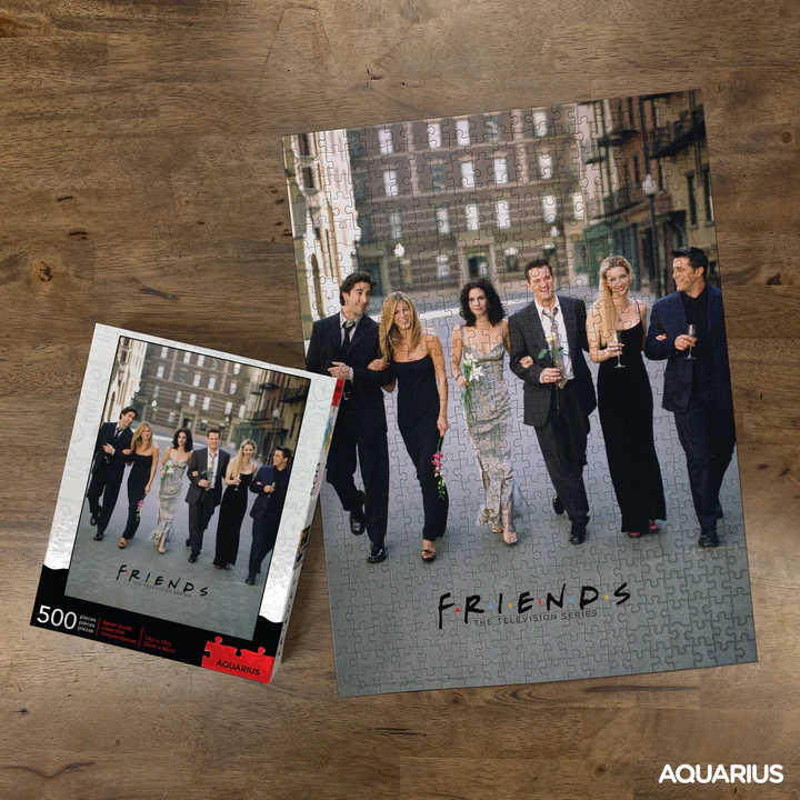 Puzzle Friends – Marriage – 500 pièces – 35 x 48 cm – Aquarius. Les six personnages principaux de la série culte réunis dans une scène iconique. Un puzzle collector incontournable pour les fans de la sitcom.
