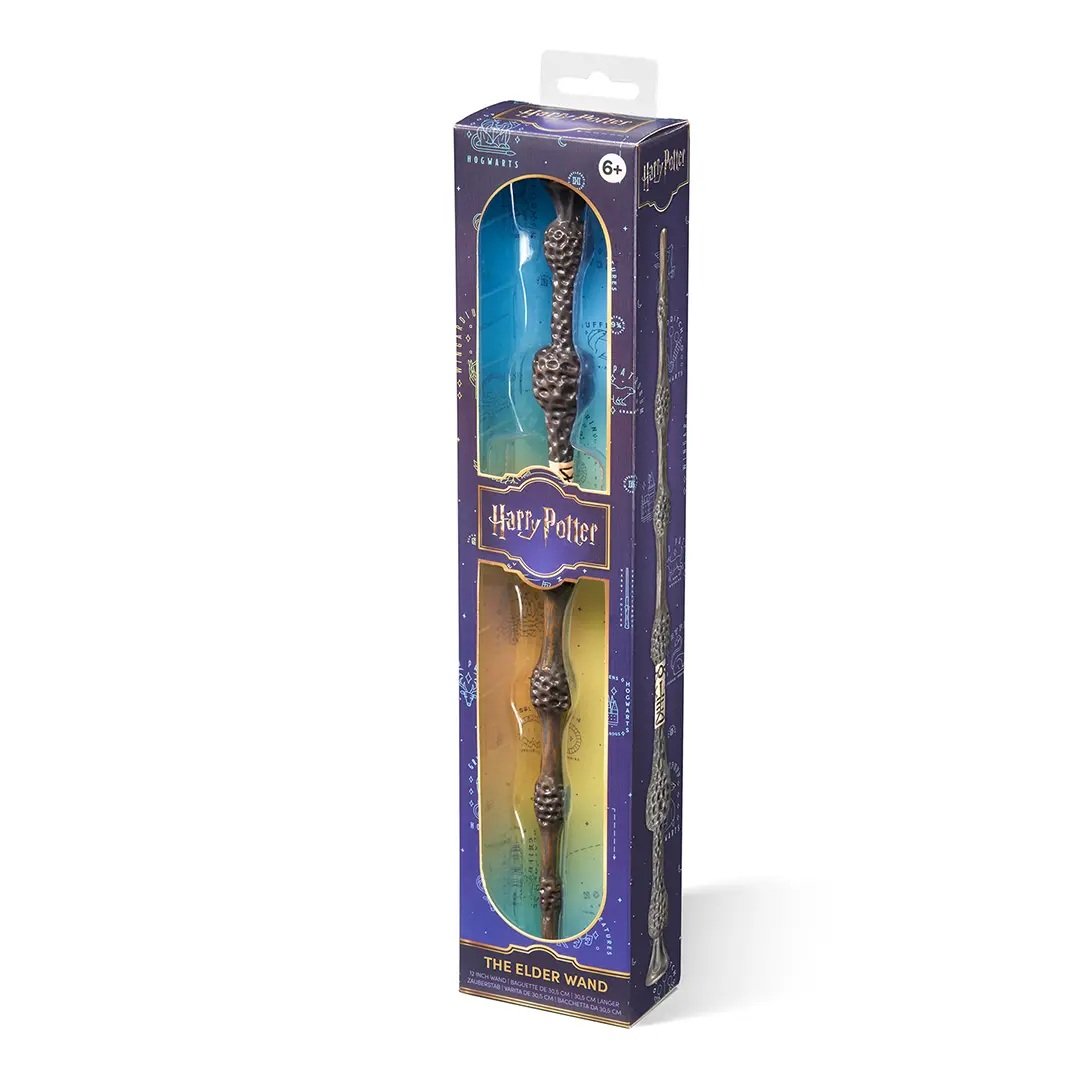 Baguette Harry Potter – Baguette de Sureau – 30 cm – Officielle. Réplique en PVC fidèle au design original de la plus puissante baguette, présentée en boîte vitrine. Un must-have pour les fans de la saga.