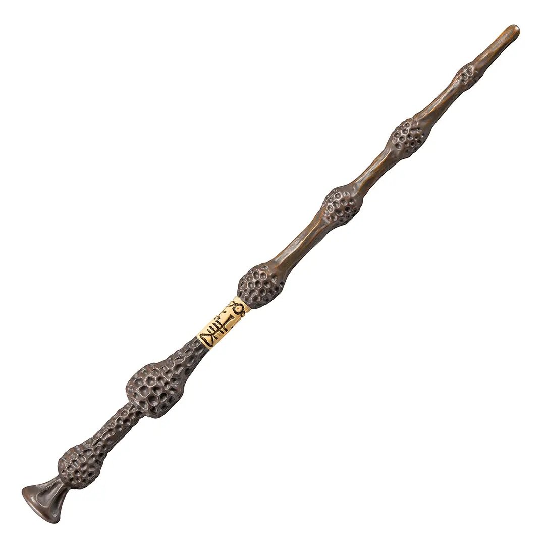 Baguette Harry Potter – Baguette de Sureau – 30 cm – Officielle. Réplique en PVC fidèle au design original de la plus puissante baguette, présentée en boîte vitrine. Un must-have pour les fans de la saga.
