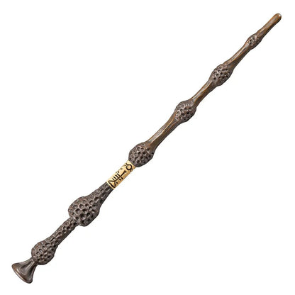 Baguette Harry Potter – Baguette de Sureau – 30 cm – Officielle. Réplique en PVC fidèle au design original de la plus puissante baguette, présentée en boîte vitrine. Un must-have pour les fans de la saga.