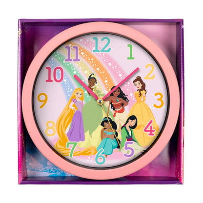 Horloge murale Disney Princesses – 24 cm. Horloge ronde avec plusieurs princesses Disney sur fond arc-en-ciel, chiffres colorés, design officiel.