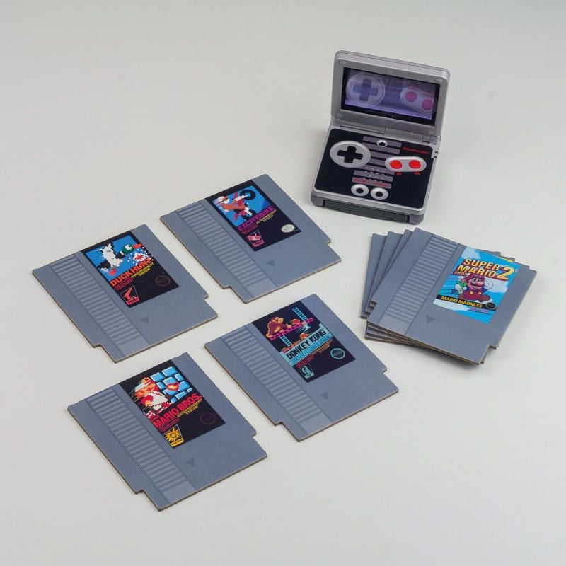 Sous-verres Nintendo NES – Lot de 8 cartouches classiques. Dessins des jeux cultes Zelda, Mario, Donkey Kong, Metroid. Accessoire rétro-gaming officiel Nintendo.