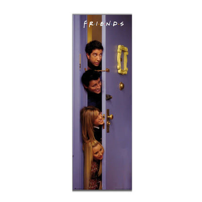 Poster Friends – Porte violette – 53 x 158 cm – Officiel. Ross, Joey, Rachel et Phoebe passent la tête par la célèbre porte de l’appartement de Monica. Un visuel culte et drôle, parfait pour les fans de Friends.
