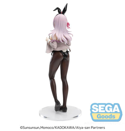 Figurine Alya Sometimes Hides Her Feelings – Alya "Bunny Ver." – 20 cm – SEGA. Alya en costume de lapin noir brillant avec nœud papillon rouge, pose élégante et détails raffinés. Un must-have pour les fans d’Alya et de figurines bunny.
