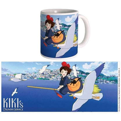 Mug Kiki la Petite Sorcière – Studio Ghibli – 300 ml – Officiel. Mug en céramique avec imprimé coloré représentant Kiki et Jiji en vol. Un must-have pour les fans de Ghibli et d’animation japonaise.