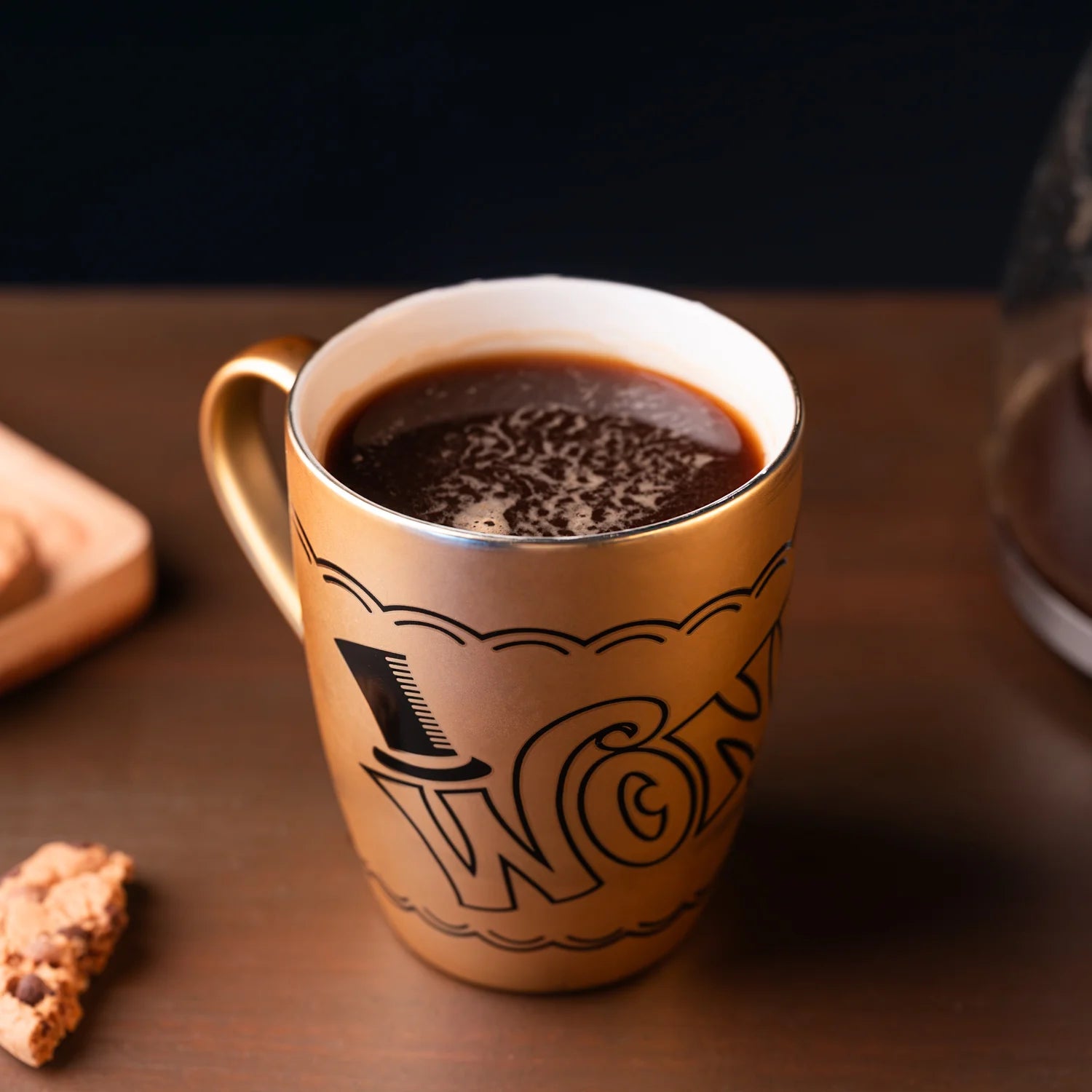 Mug Willy Wonka Golden Ticket 350 ml. Mug en céramique dorée avec deux visuels différents inspirés du ticket d’or mythique.