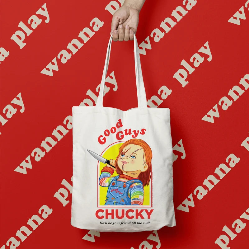 Tote bag Chucky Good Guys sous licence officielle. Sac en coton blanc avec illustration de Chucky tenant un couteau, impression UK, format 400 x 400 mm.