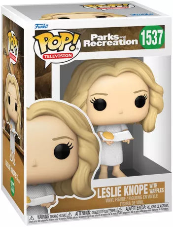 Funko Pop! Leslie Knope (1537) de Parks and Recreation, figurine représentant Leslie en robe de chambre blanche, tenant une assiette avec une gaufre recouverte de sirop.