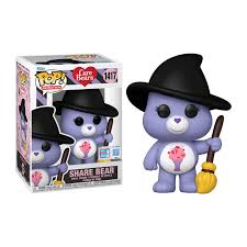 "Funko Pop! Care Bears – Share Bear (1417). Édition limitée Fall Convention NYCC 2024, Share Bear en tenue de sorcière avec un chapeau noir et un balai. Un must-have pour les fans des Bisounours !"

