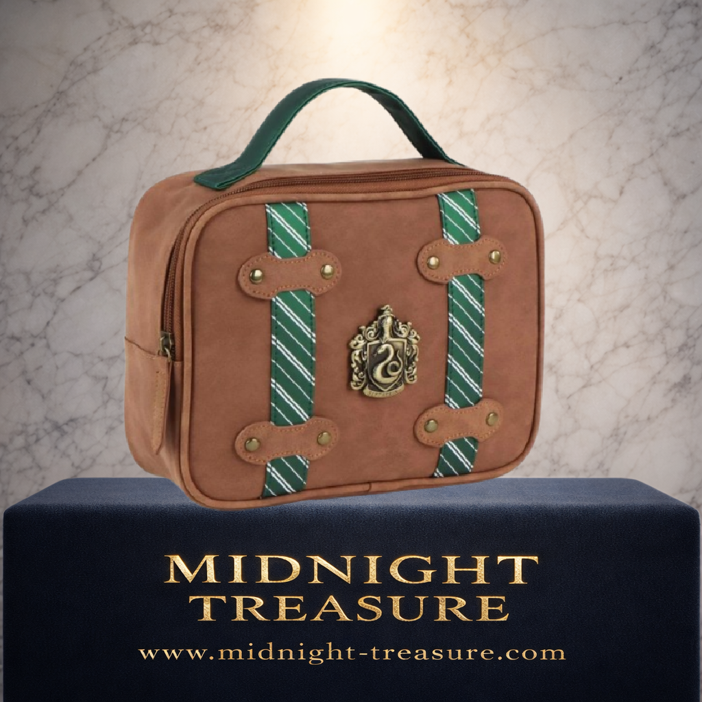 Trousse de voyage Harry Potter Serpentard 25 × 20 × 8 cm en PU et polyester, avec poignée, fermeture zippée et blason métallique. Licence officielle.