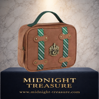 Trousse de voyage Harry Potter Serpentard 25 × 20 × 8 cm en PU et polyester, avec poignée, fermeture zippée et blason métallique. Licence officielle.