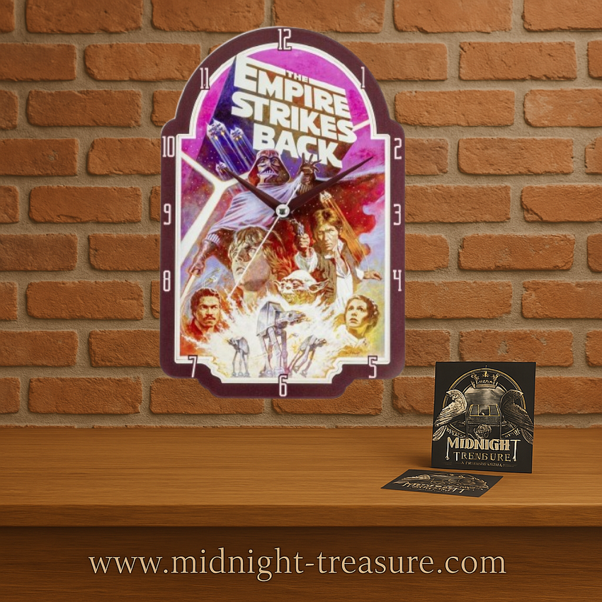 Horloge murale officielle Star Wars en métal inspirée de L'Empire Contre-Attaque. Illustration emblématique du film, mouvement à quartz précis et décoration idéale pour tous les fans de la saga.