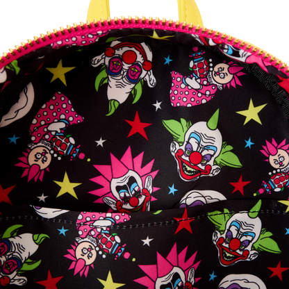 "Sac à Dos Loungefly – Killer Klowns – Modèle Spikey – Design Coloré et Original. Un sac à dos unique aux couleurs vives avec la tête iconique de Spikey, parfait pour les fans du film culte 'Killer Klowns from Outer Space' !"

