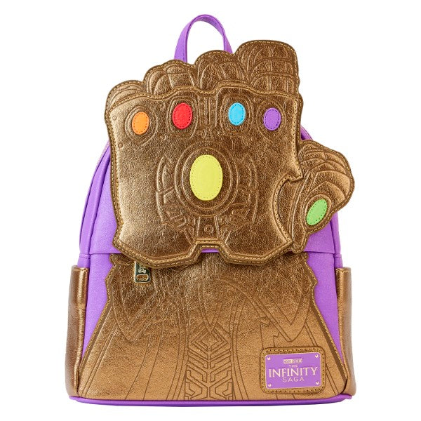 Sac à dos Loungefly – Marvel – Thanos Gauntlet – Infinity Saga – 23 x 27 x 11 cm. Sac or et violet avec gant en relief et pierres colorées. Un modèle puissant et brillant pour les fans de Marvel.

