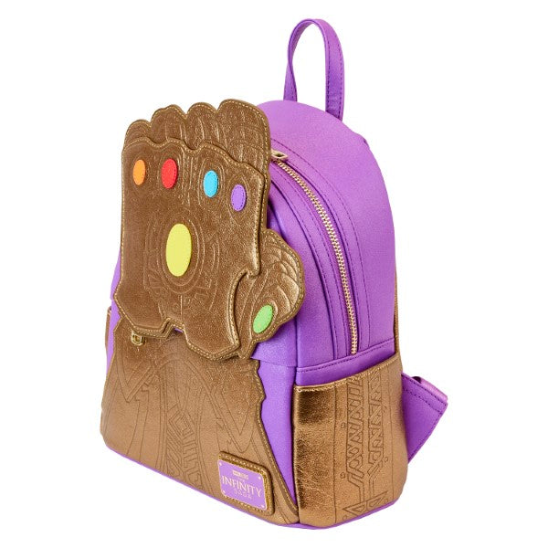Sac à dos Loungefly – Marvel – Thanos Gauntlet – Infinity Saga – 23 x 27 x 11 cm. Sac or et violet avec gant en relief et pierres colorées. Un modèle puissant et brillant pour les fans de Marvel.

