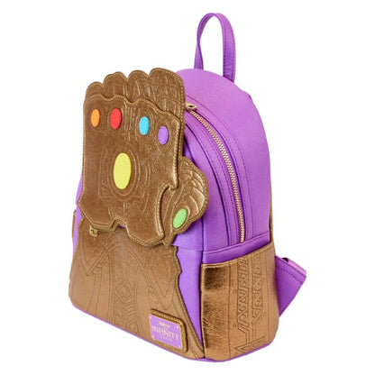 Sac à dos Loungefly – Marvel – Thanos Gauntlet – Infinity Saga – 23 x 27 x 11 cm. Sac or et violet avec gant en relief et pierres colorées. Un modèle puissant et brillant pour les fans de Marvel.

