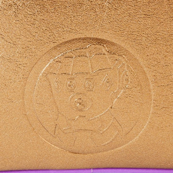 Sac à dos Loungefly – Marvel – Thanos Gauntlet – Infinity Saga – 23 x 27 x 11 cm. Sac or et violet avec gant en relief et pierres colorées. Un modèle puissant et brillant pour les fans de Marvel.

