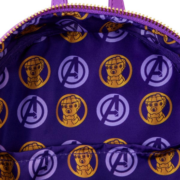 Sac à dos Loungefly – Marvel – Thanos Gauntlet – Infinity Saga – 23 x 27 x 11 cm. Sac or et violet avec gant en relief et pierres colorées. Un modèle puissant et brillant pour les fans de Marvel.

