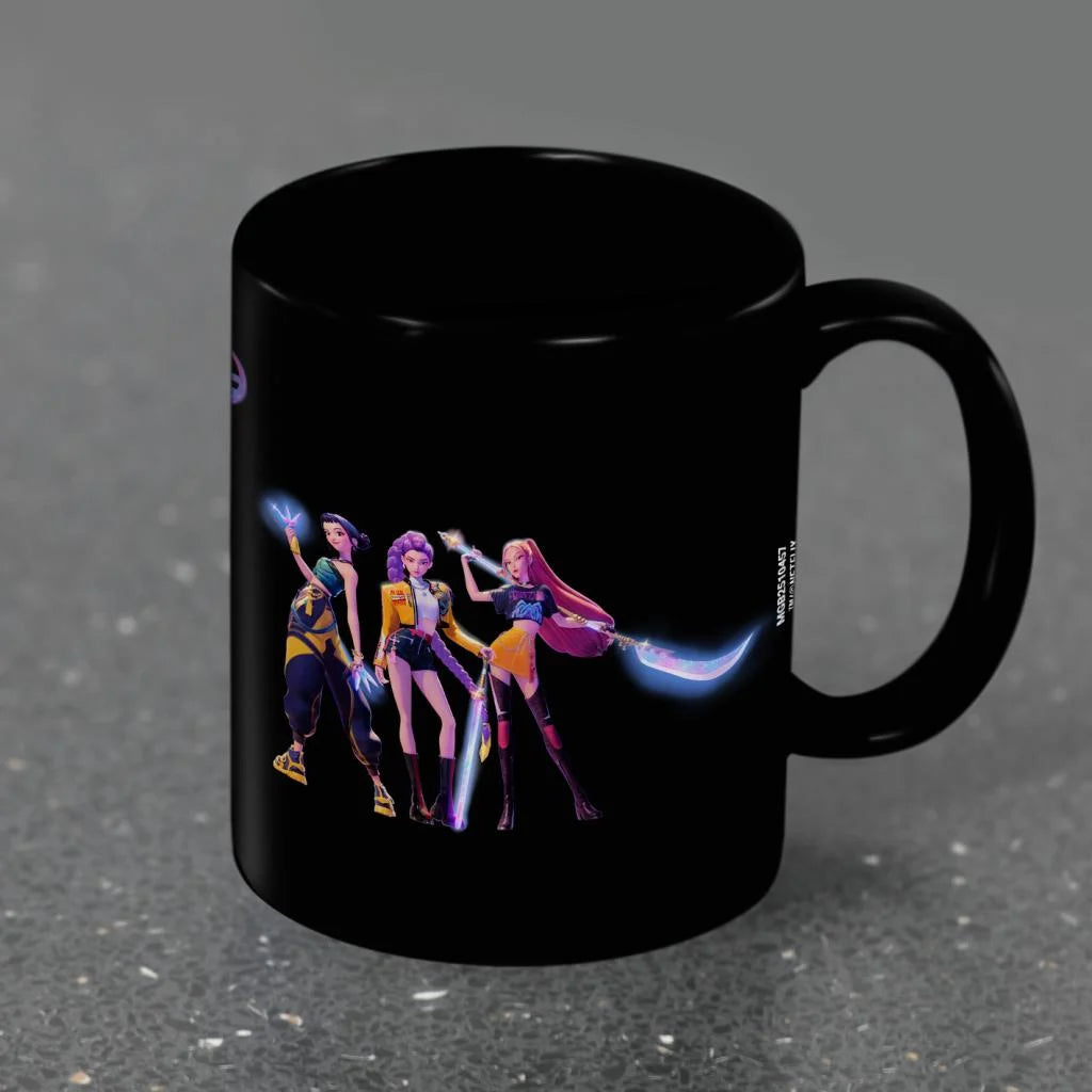 Mug K-POP Demon Hunters – Huntrix – 325 ml. Mug noir en céramique avec visuel du groupe Huntrix, design officiel et contrasté.