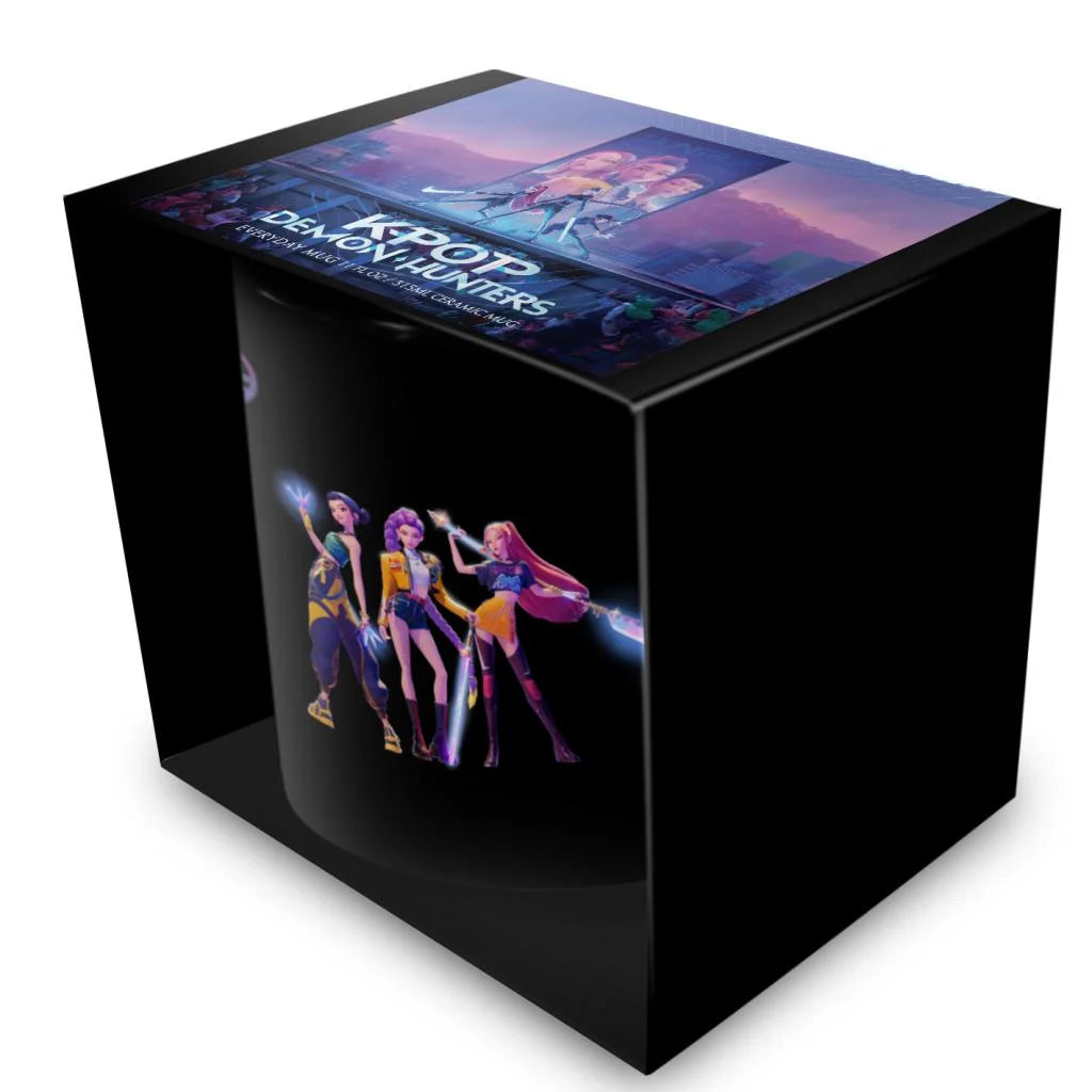 Mug K-POP Demon Hunters – Huntrix – 325 ml. Mug noir en céramique avec visuel du groupe Huntrix, design officiel et contrasté.