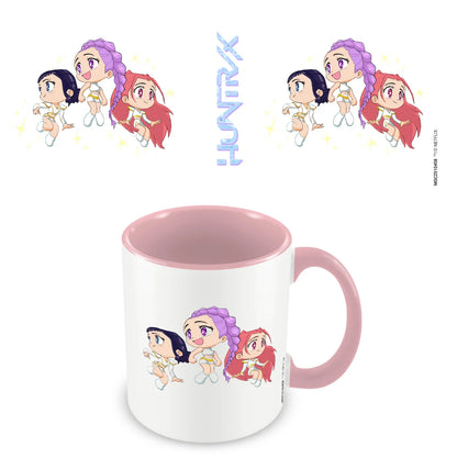 Mug K-POP Demon Hunters – Huntrix Chibi – 325 ml. Mug blanc à intérieur rose décoré des héroïnes Huntrix en version chibi.