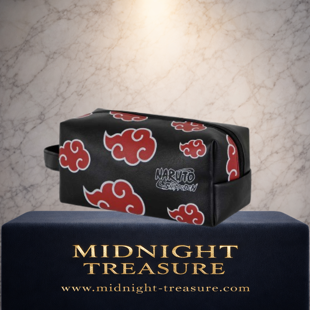 Trousse de toilette officielle Naruto Shippuden inspirée de l'Akatsuki. Format 27 cm, grand compartiment zippé, poignée latérale et sangle pour valise. Idéale pour les fans de Naruto.