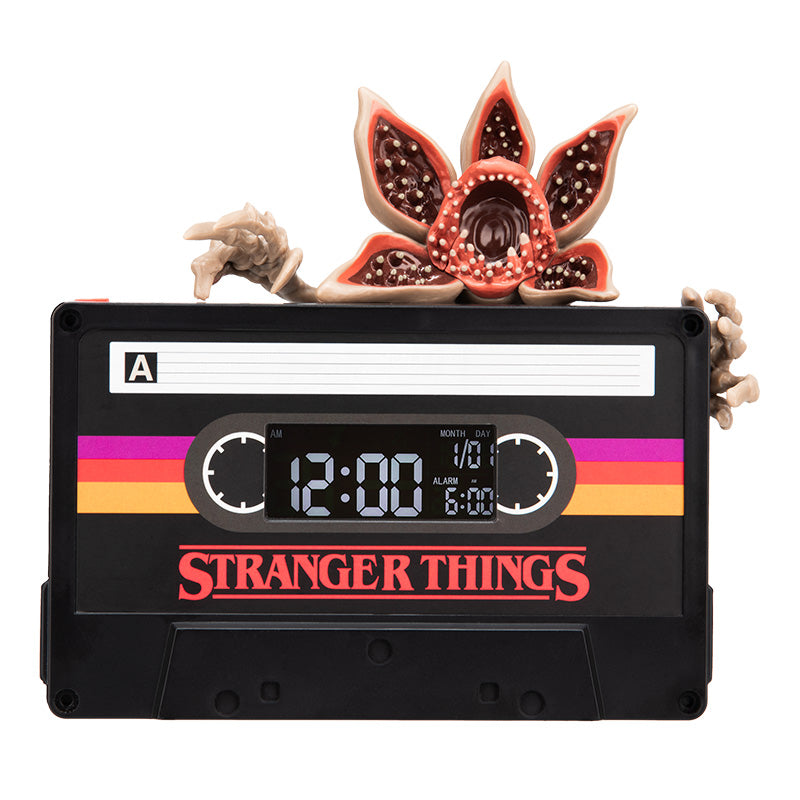 Réveil lumineux Stranger Things – Demogorgon – 12 cm. Réveil en forme de cassette rétro avec figurine Demogorgon, affichage digital et effet lumineux. Produit officiel Netflix.
