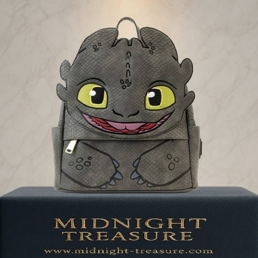 "Sac Ă Dos Loungefly Dragons â Krokmou Cosplay. Un sac Ă dos adorable reprĂ©sentant Krokmou avec des dĂ©tails en relief et une finition peau de dragon, idĂ©al pour les fans de la saga Dragons !"