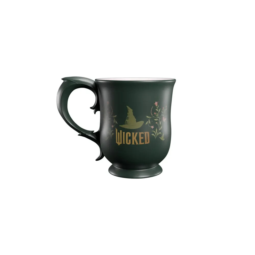 Mug Wicked Partie 2 – 350 ml. Mug premium en céramique avec deux motifs différents : logo Wicked avec chapeau d’un côté, papillon et décor floral de l’autre.