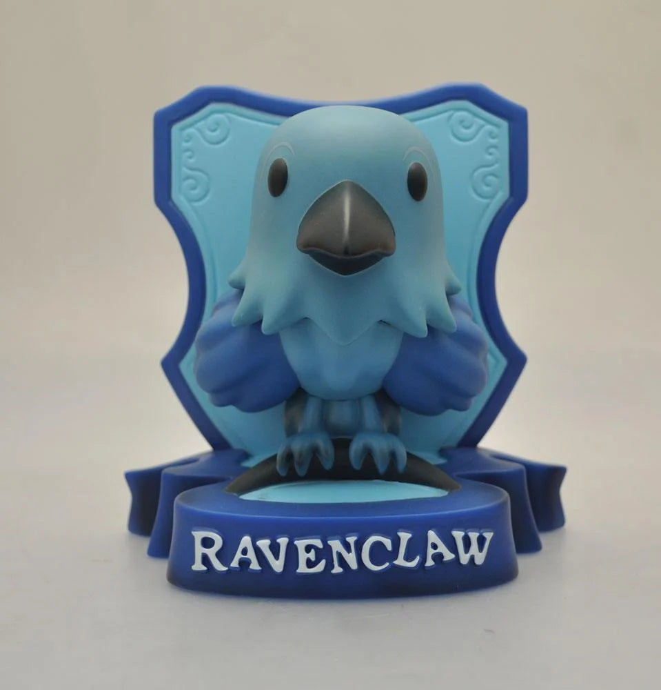 "Tirelire Serdaigle 14 cm – Harry Potter. Modèle en PVC haute qualité peint à la main, représentant l’aigle de la maison Serdaigle sur un blason bleu. Produit sous licence officielle. Un incontournable pour les fans et collectionneurs du Wizarding World."