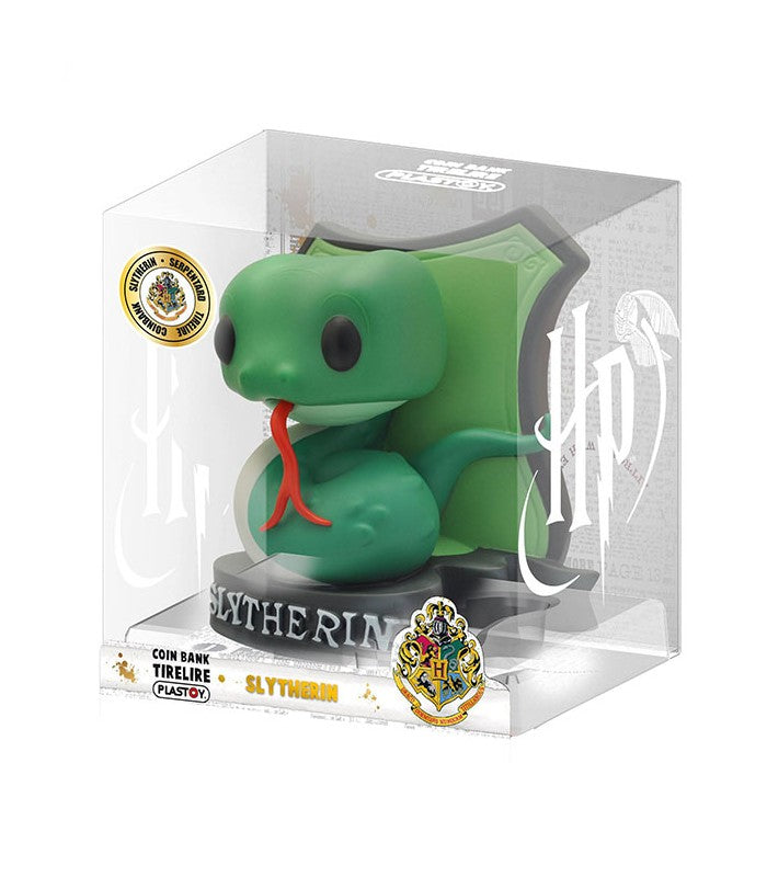 "Tirelire Serpentard 18 cm – Harry Potter. Modèle en PVC haute qualité peint à la main, représentant le serpent de la maison Serpentard sur un blason vert. Produit sous licence officielle. Un incontournable pour les fans et collectionneurs du Wizarding World."