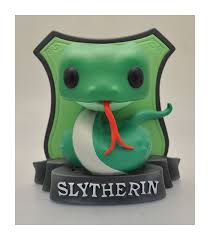 "Tirelire Serpentard 18 cm – Harry Potter. Modèle en PVC haute qualité peint à la main, représentant le serpent de la maison Serpentard sur un blason vert. Produit sous licence officielle. Un incontournable pour les fans et collectionneurs du Wizarding World."