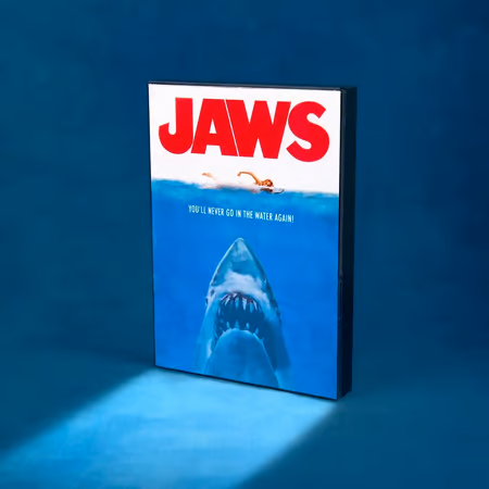 Affiche lumineuse Jaws – Les Dents de la Mer – Format A4 – LED. Poster rétroéclairé représentant l’affiche culte du film. Fonctionne sur piles ou USB. Idéal pour une ambiance ciné."