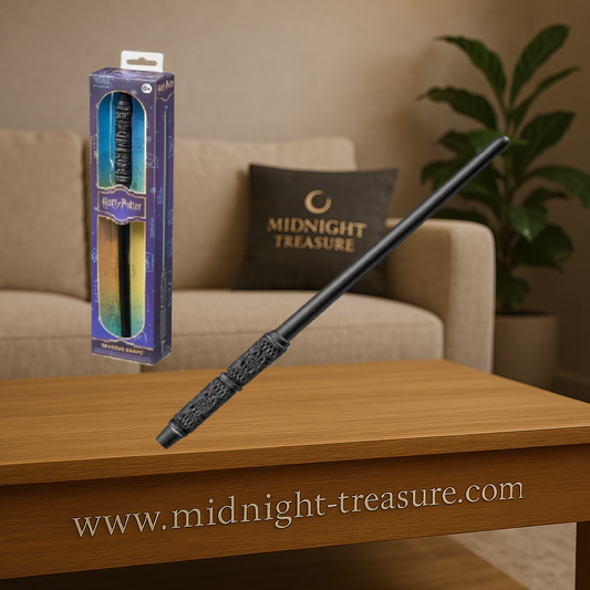Baguette Harry Potter – Severus Rogue – 30 cm – Officielle. Réplique en PVC fidèle au design sombre et sobre de la baguette, présentée en boîte vitrine. Un must-have pour les fans de Harry Potter.