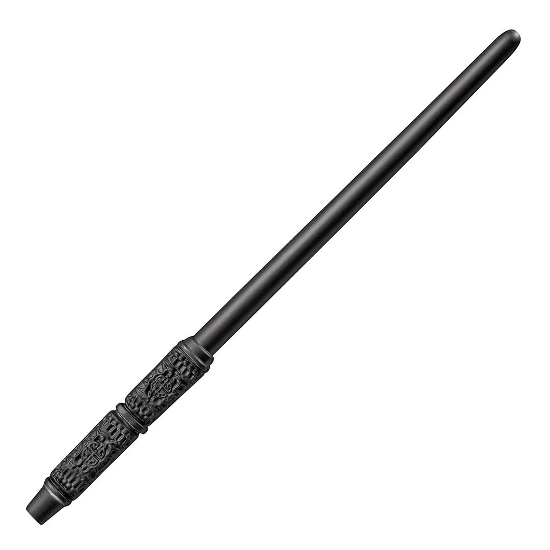 Baguette Harry Potter – Severus Rogue – 30 cm – Officielle. Réplique en PVC fidèle au design sombre et sobre de la baguette, présentée en boîte vitrine. Un must-have pour les fans de Harry Potter.