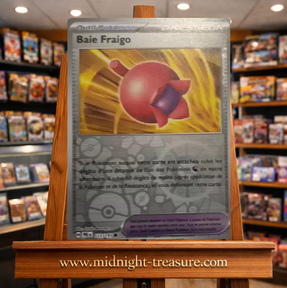 Carte Pokémon Baie Fraigo Reverse Holo issue de l’extension Écarlate & Violet – Évolutions Prismatiques. Carte Outil Pokémon avec effet brillant, idéale pour les collectionneurs.