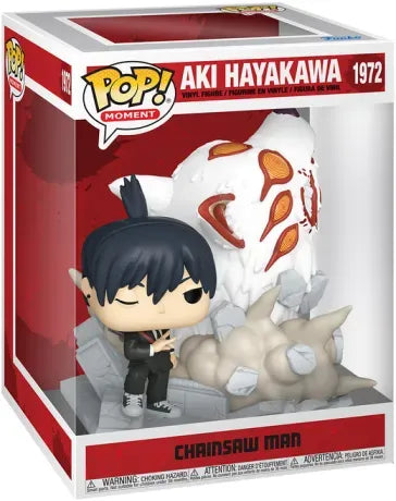 Funko Pop! Moment Chainsaw Man – Aki Hayakawa & Kon (N°1972). Figurine de Aki en uniforme noir invoquant Kon, le démon-renard géant, dans une scène dynamique avec effets de roches. Une pièce spectaculaire et incontournable pour les fans de Chainsaw Man.
