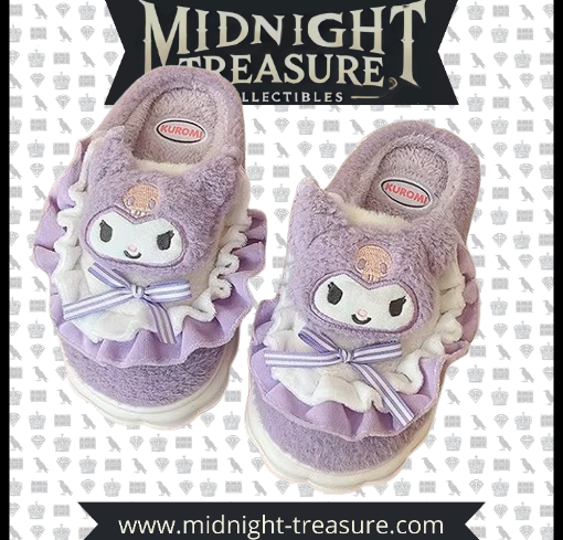 "Chaussons Kuromi – Sanrio – Design Doux et Kawaii. Ces chaussons violets en peluche présentent l'espiègle Kuromi avec des détails en ruban et des volants, offrant confort et style pour tous les fans de l'univers Sanrio !"

