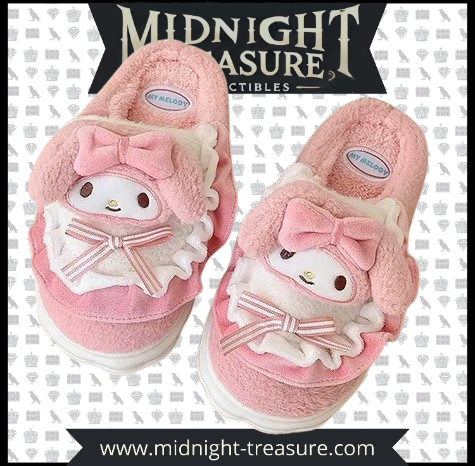 "Chaussons My Melody – Sanrio – Design Doux et Kawaii. Ces chaussons roses en peluche arborent l'adorable My Melody avec des détails en ruban et des volants, offrant confort et style pour tous les fans de l'univers Sanrio !"

