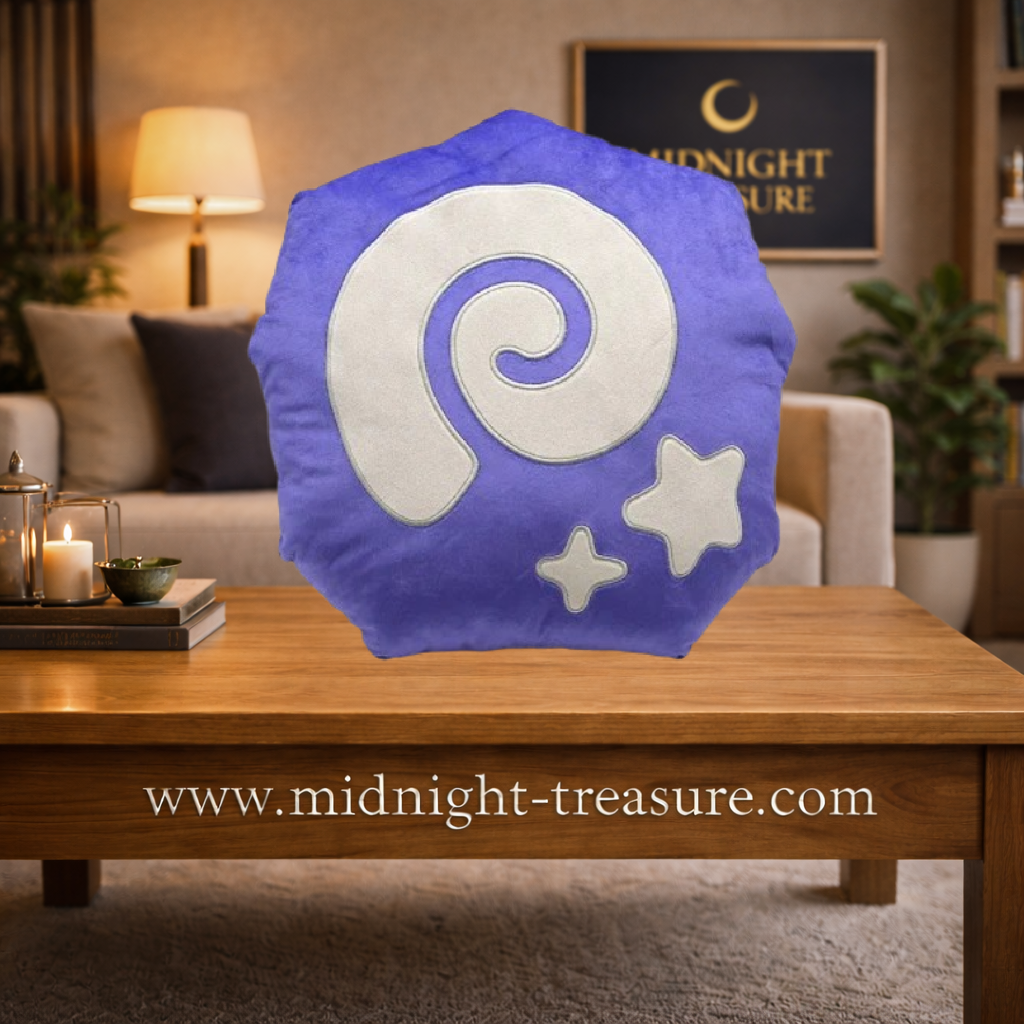 Coussin fossile Animal Crossing New Horizons violet 35 x 33 cm avec spirale et étoiles blanches, reproduction du fossile à déterrer dans le jeu Nintendo.