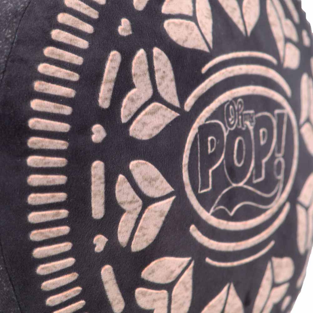 Coussin décoratif 3D Oh My Pop! Black Cookie – 34 x 38 x 12 cm. Coussin pop art au design original avec tissu doux, idéal pour décoration et confort.